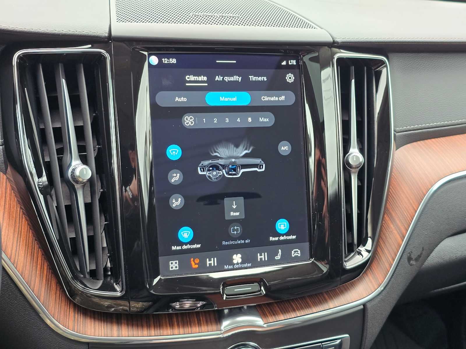 2023 Volvo XC60 Ultimate Bright Theme