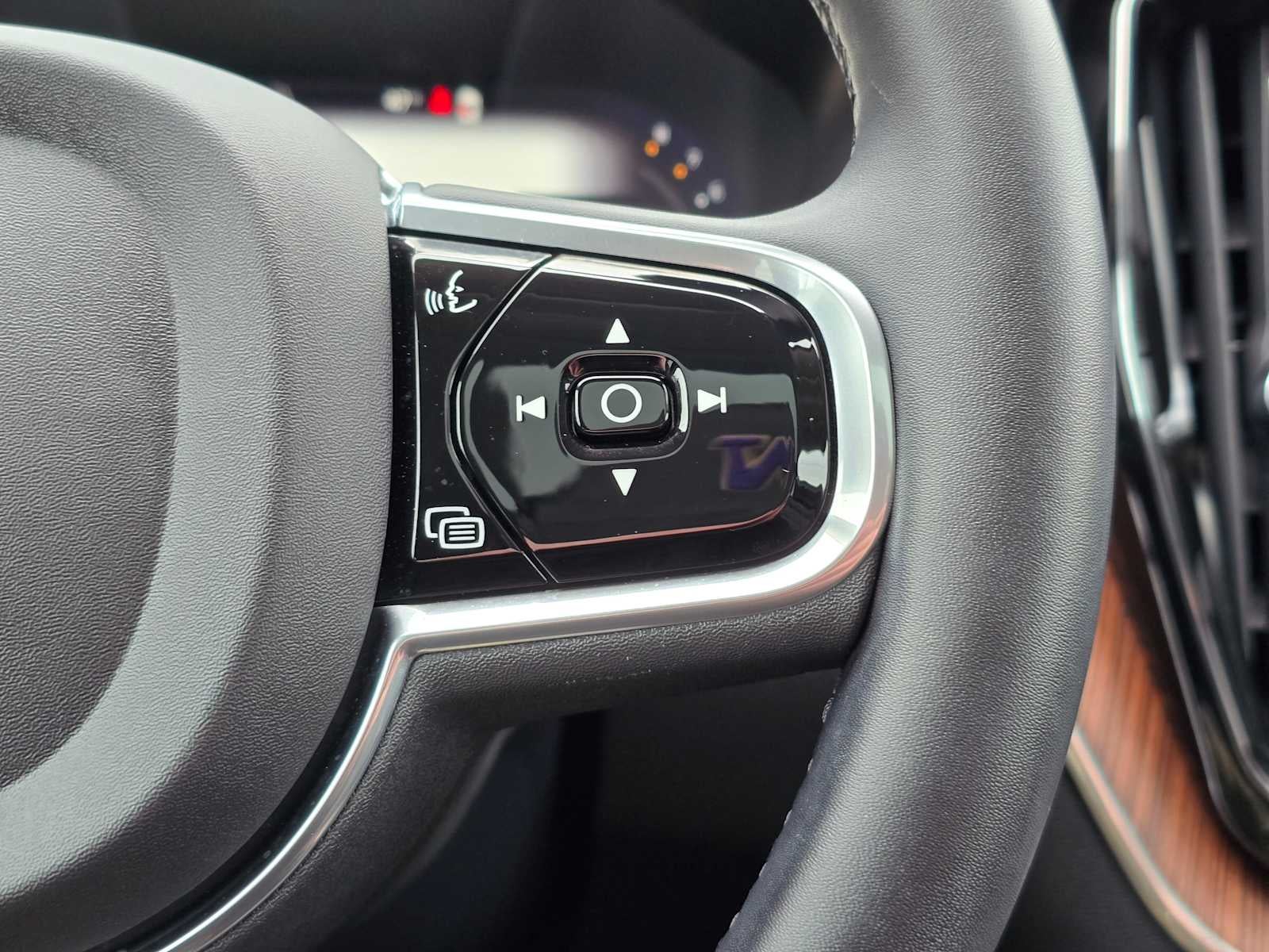 2023 Volvo XC60 Ultimate Bright Theme