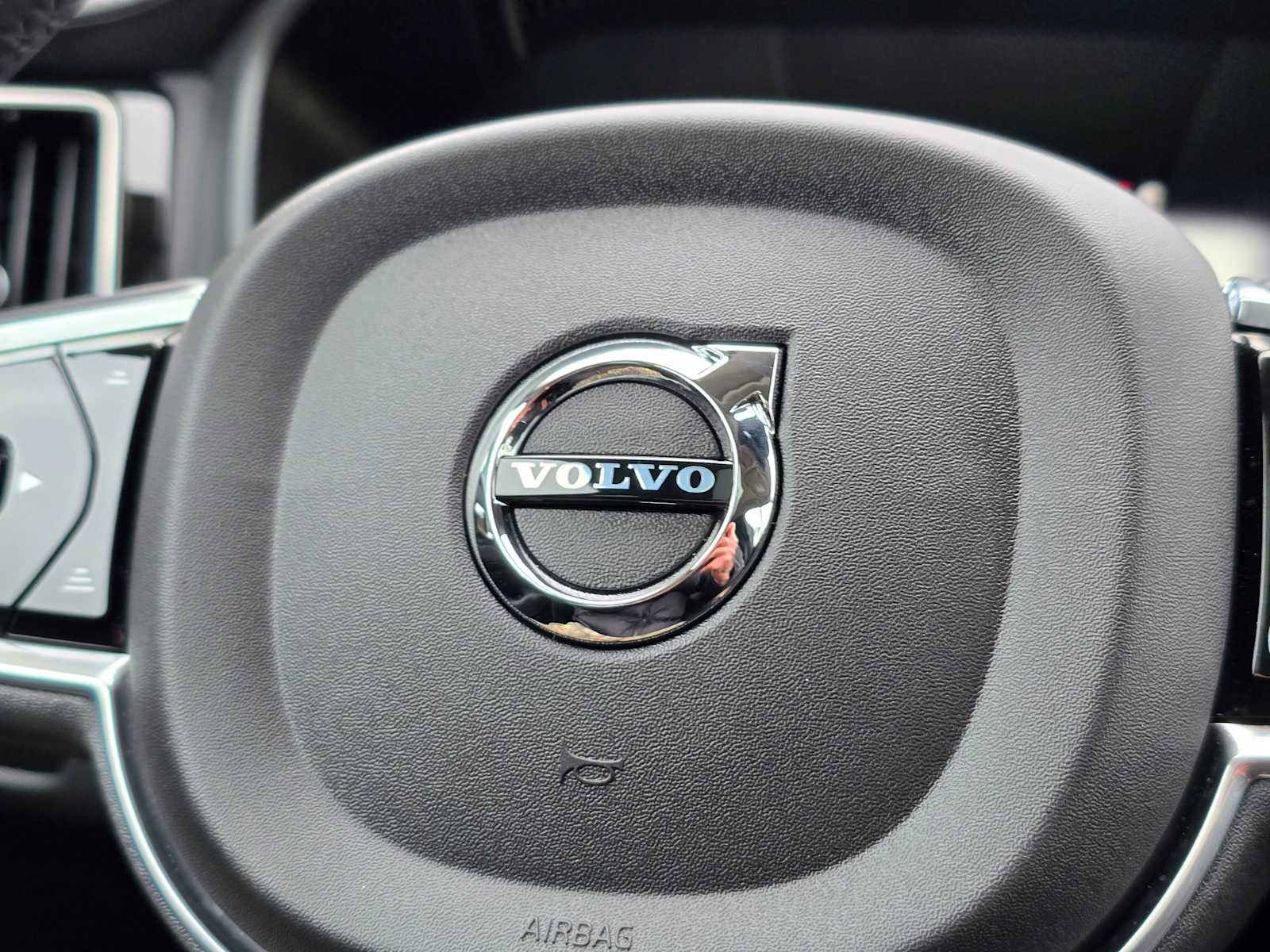 2023 Volvo XC60 Ultimate Bright Theme