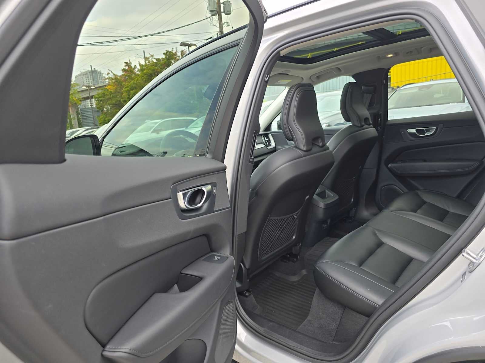 2024 Volvo XC60 Core Dark Theme