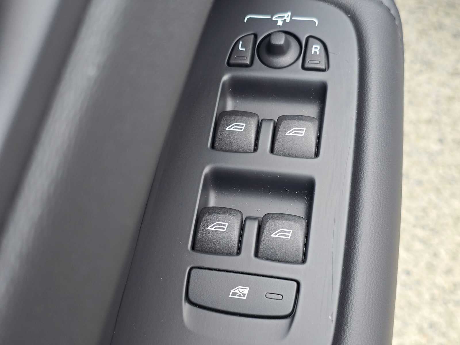 2024 Volvo XC60 Core Dark Theme
