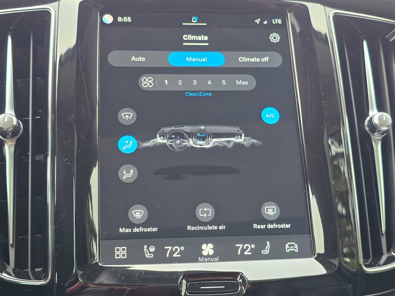 2024 Volvo XC60 Core Dark Theme
