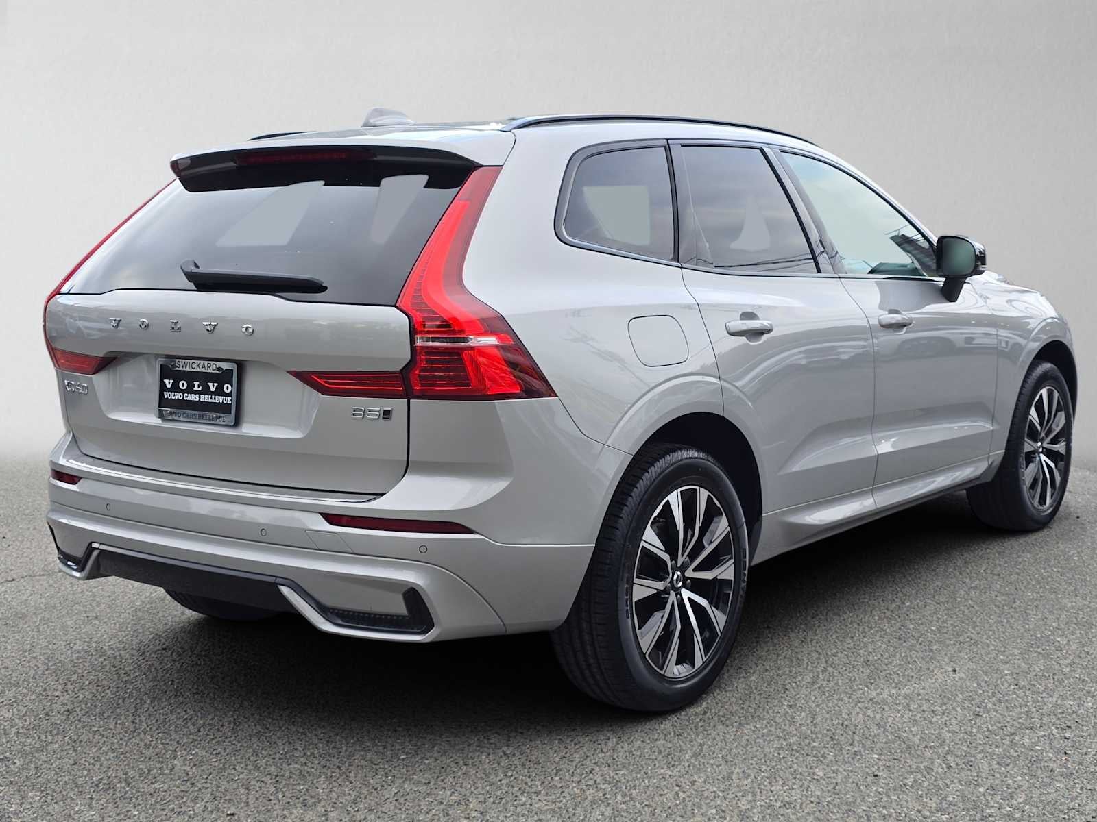 2024 Volvo XC60 Core Dark Theme