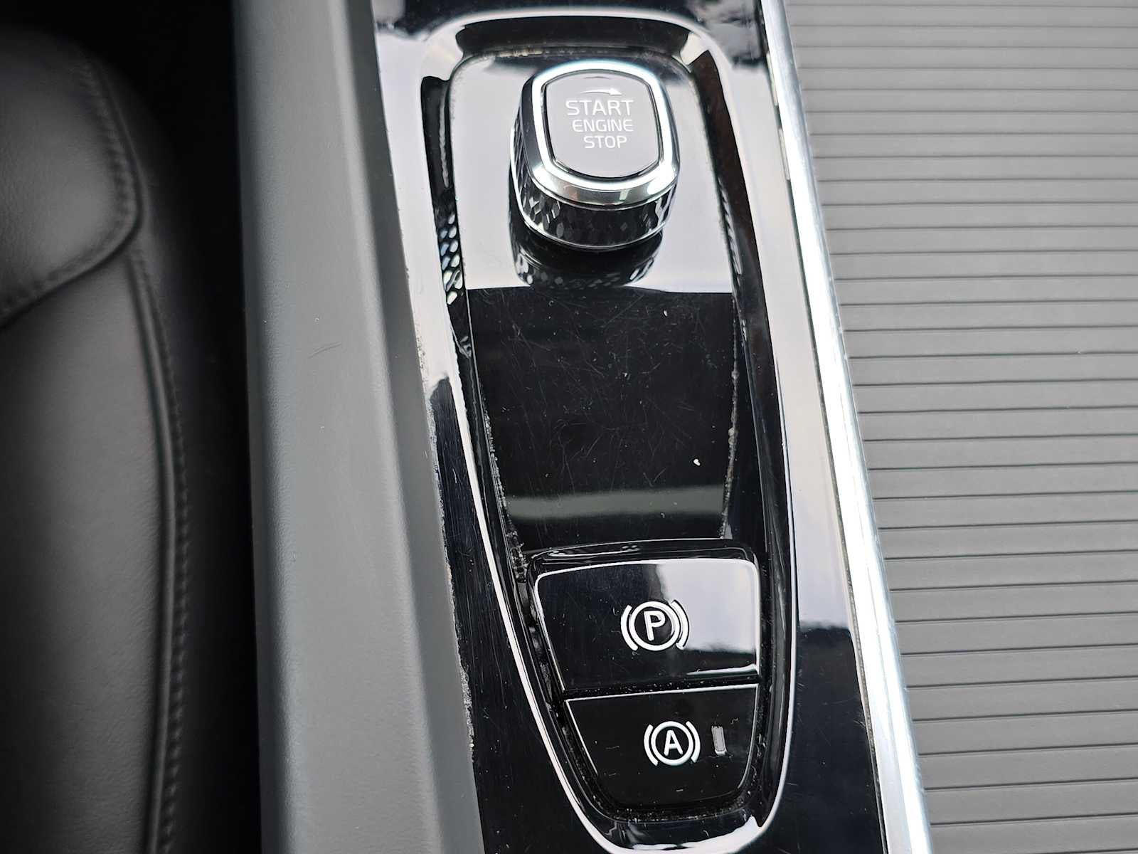 2024 Volvo XC60 Core Dark Theme