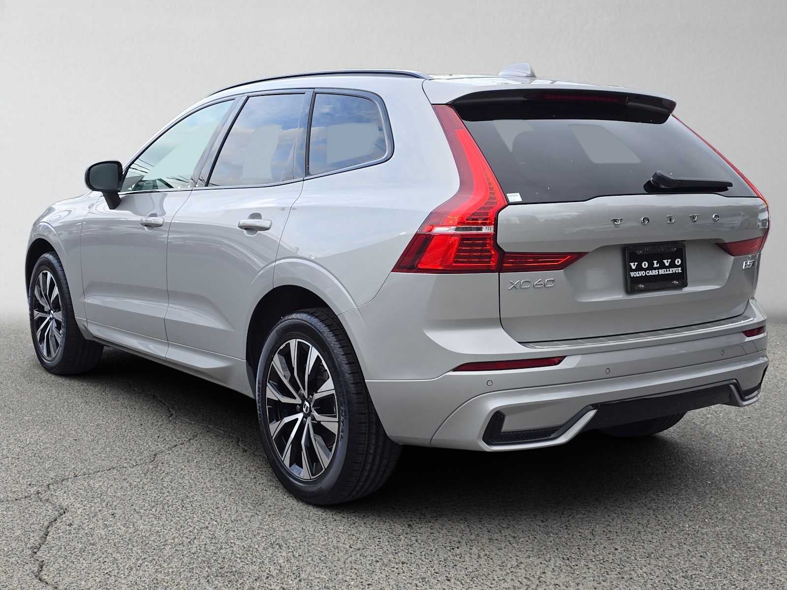 2024 Volvo XC60 Core Dark Theme