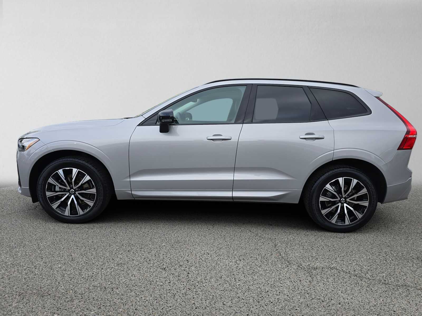 2024 Volvo XC60 Core Dark Theme
