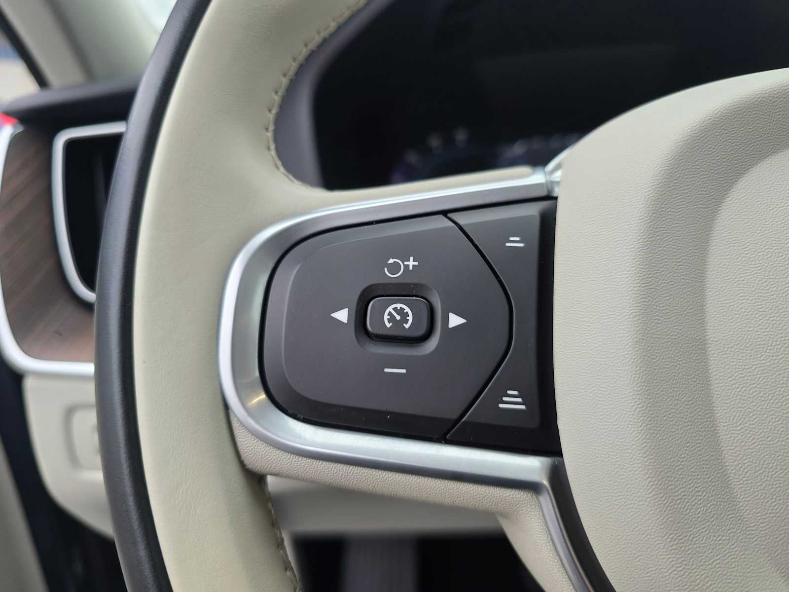 2022 Volvo XC60 Momentum