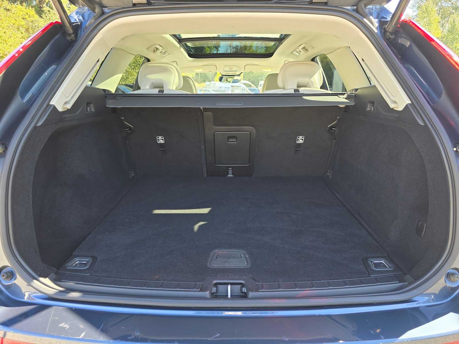 2024 Volvo XC60 Core Dark Theme