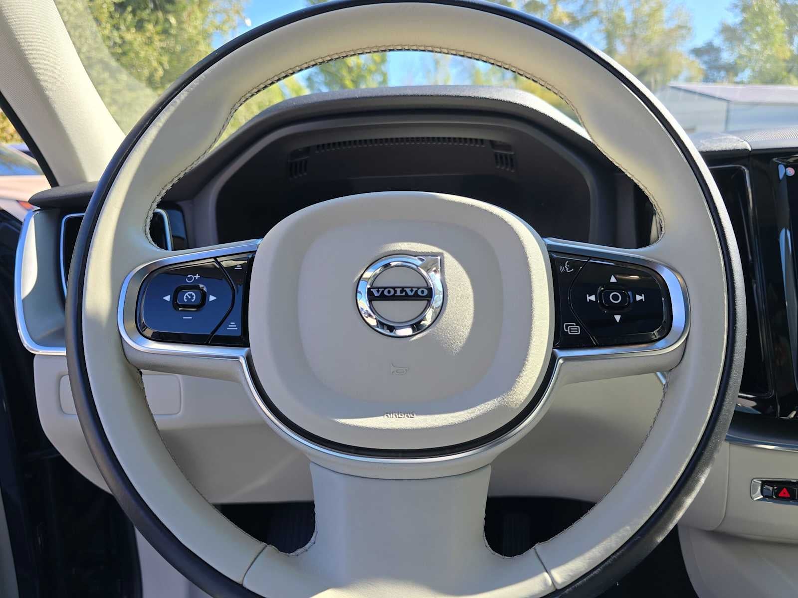 2024 Volvo XC60 Core Dark Theme