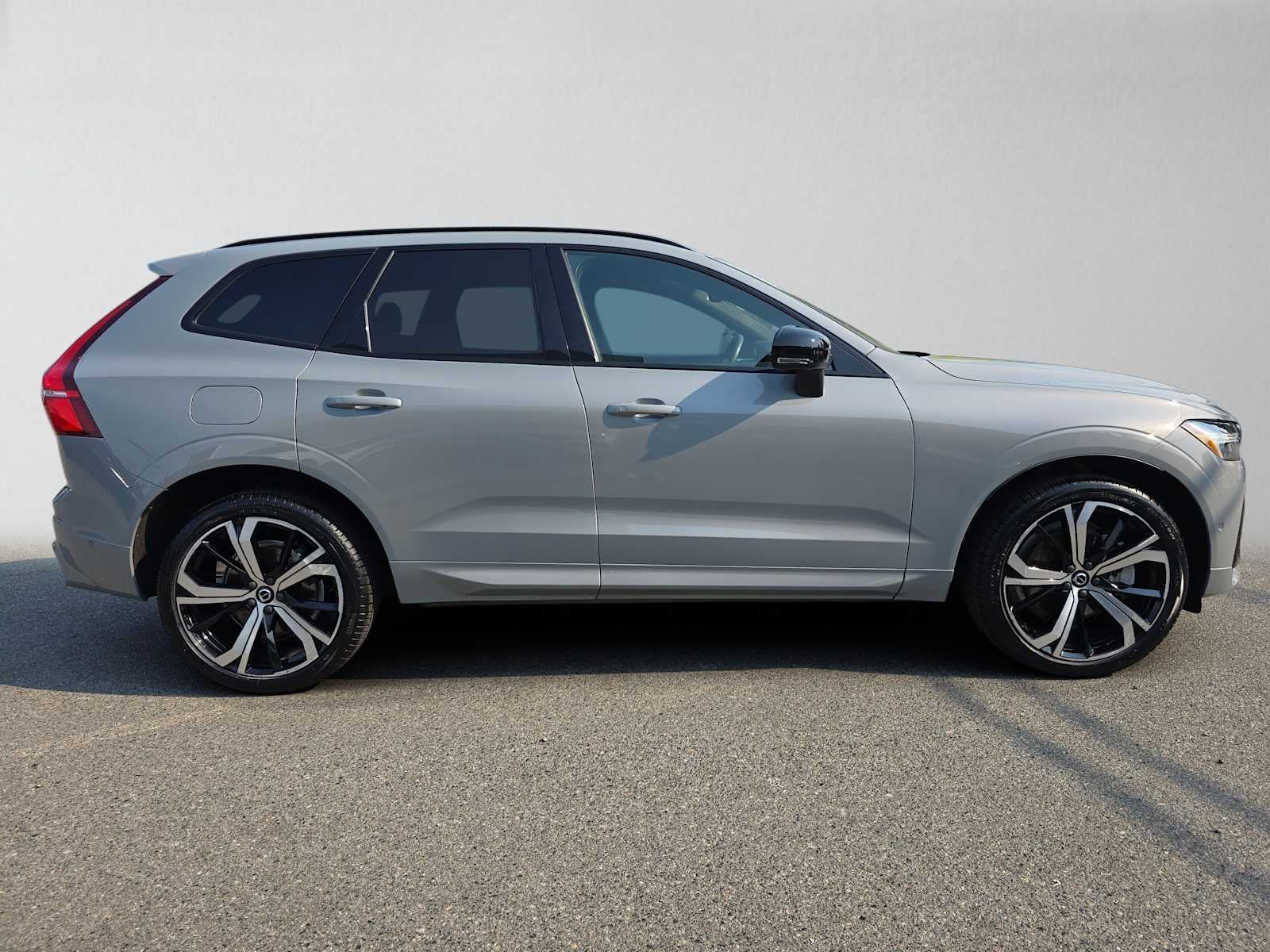 2024 Volvo XC60 Ultimate Dark Theme