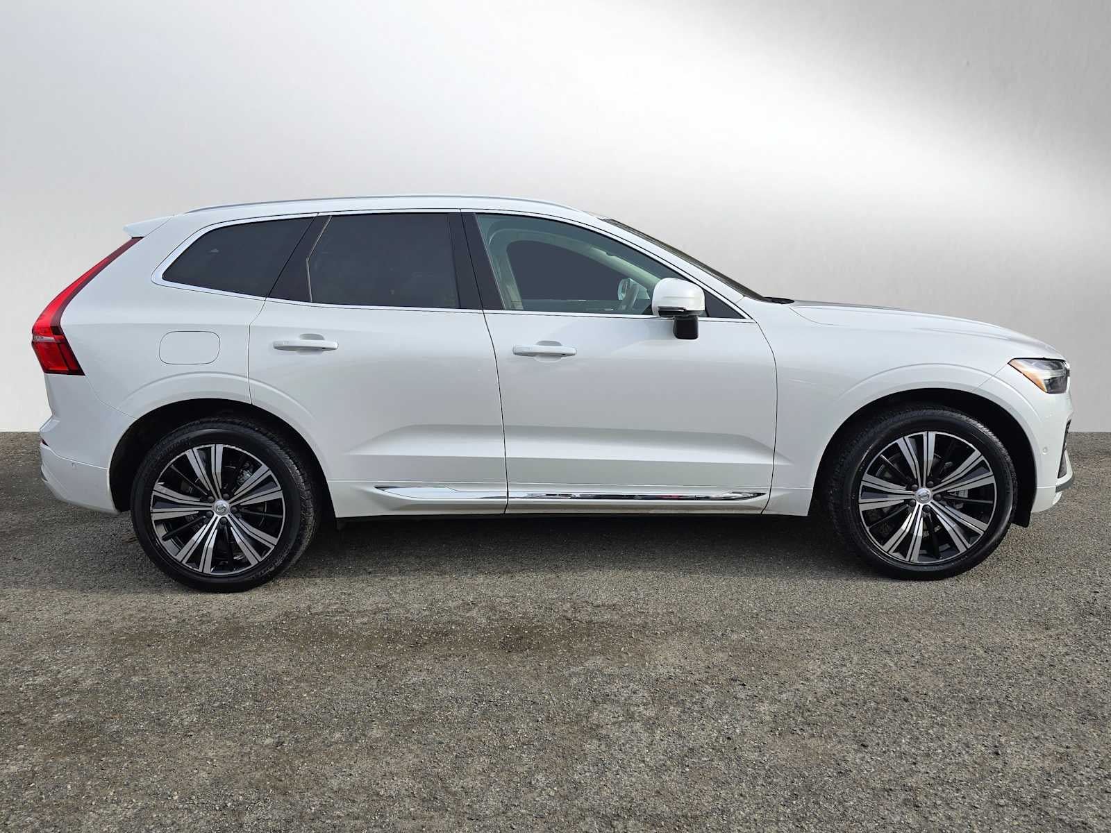2023 Volvo XC60 Plus Bright Theme