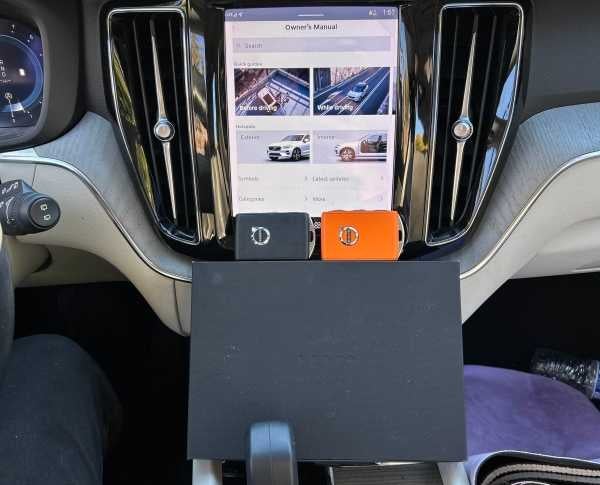 2023 Volvo XC60 Plus Bright Theme