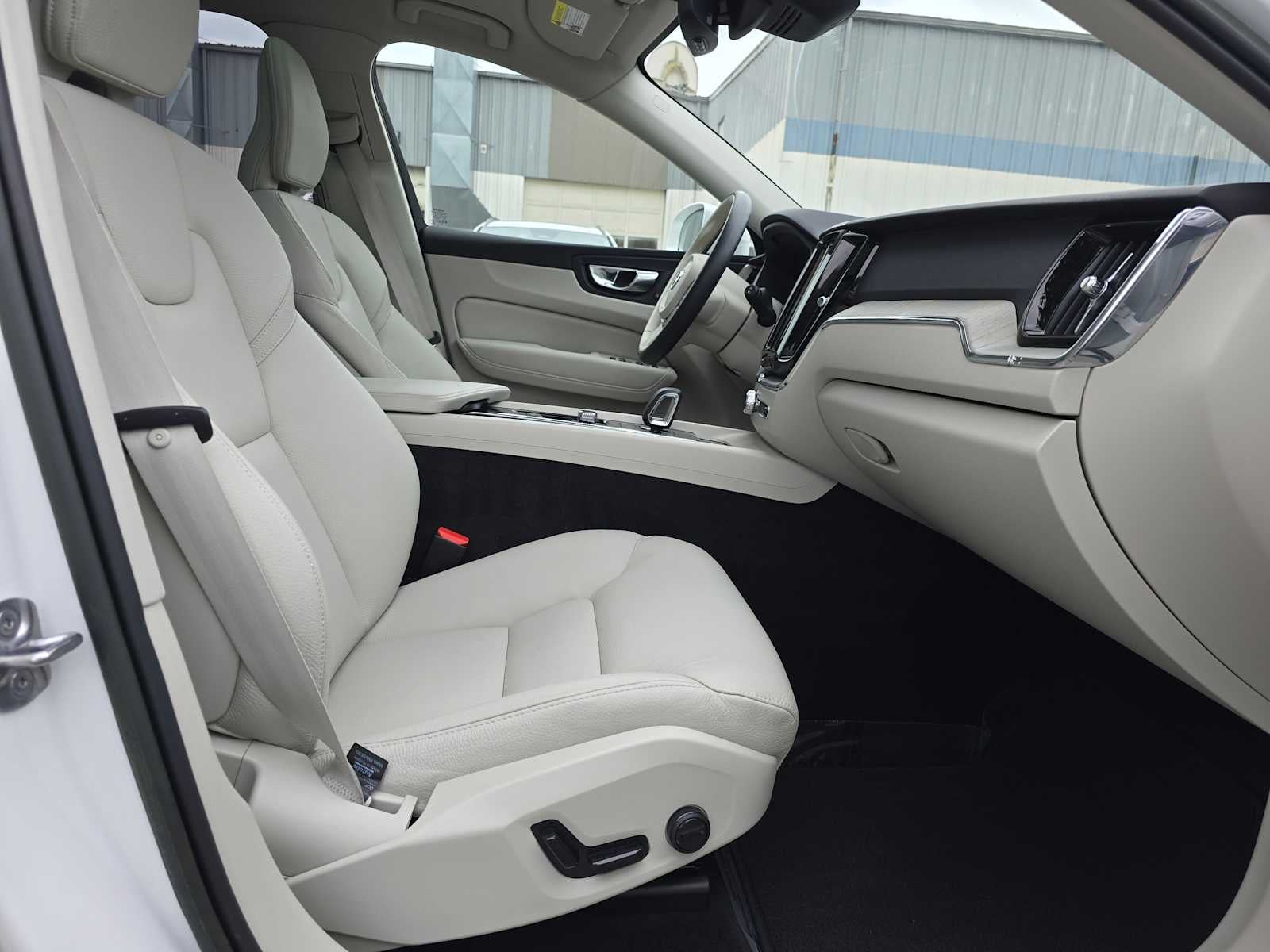 2023 Volvo XC60 Plus Bright Theme
