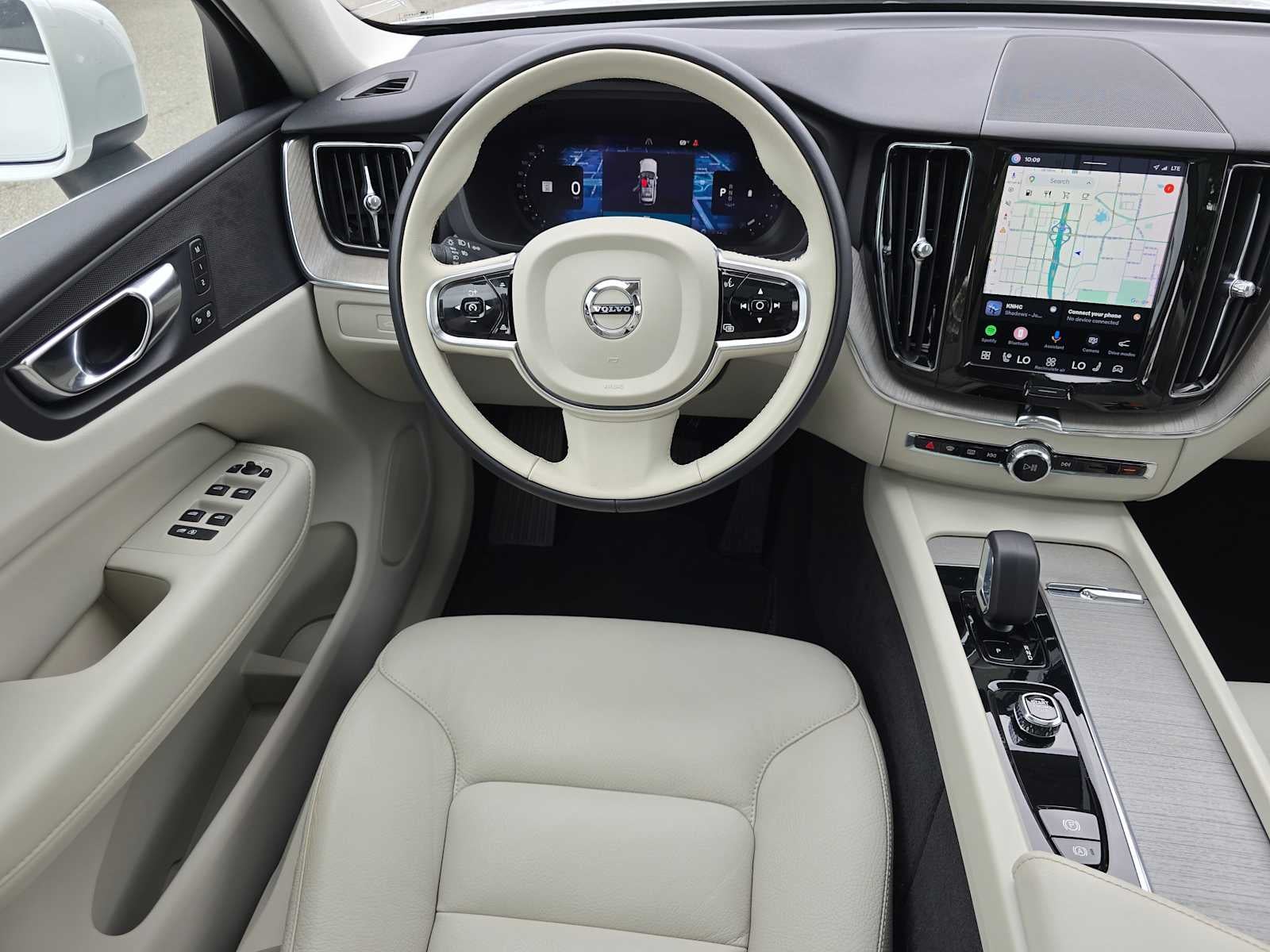 2023 Volvo XC60 Plus Bright Theme