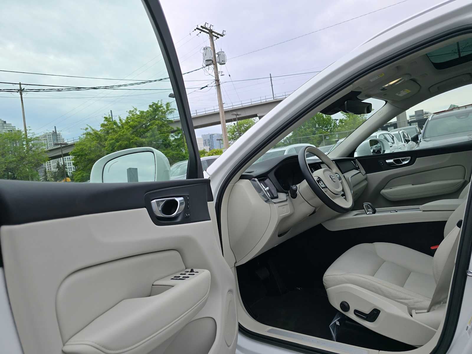 2023 Volvo XC60 Plus Bright Theme