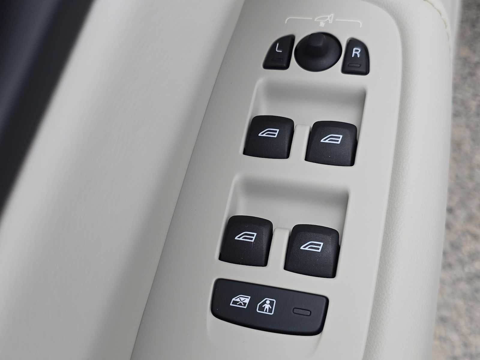 2023 Volvo XC60 Plus Bright Theme