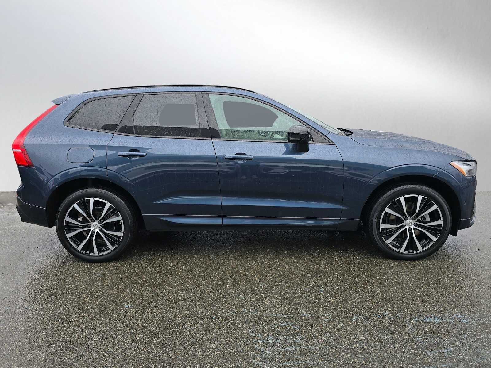 2023 Volvo XC60 Plus Dark Theme
