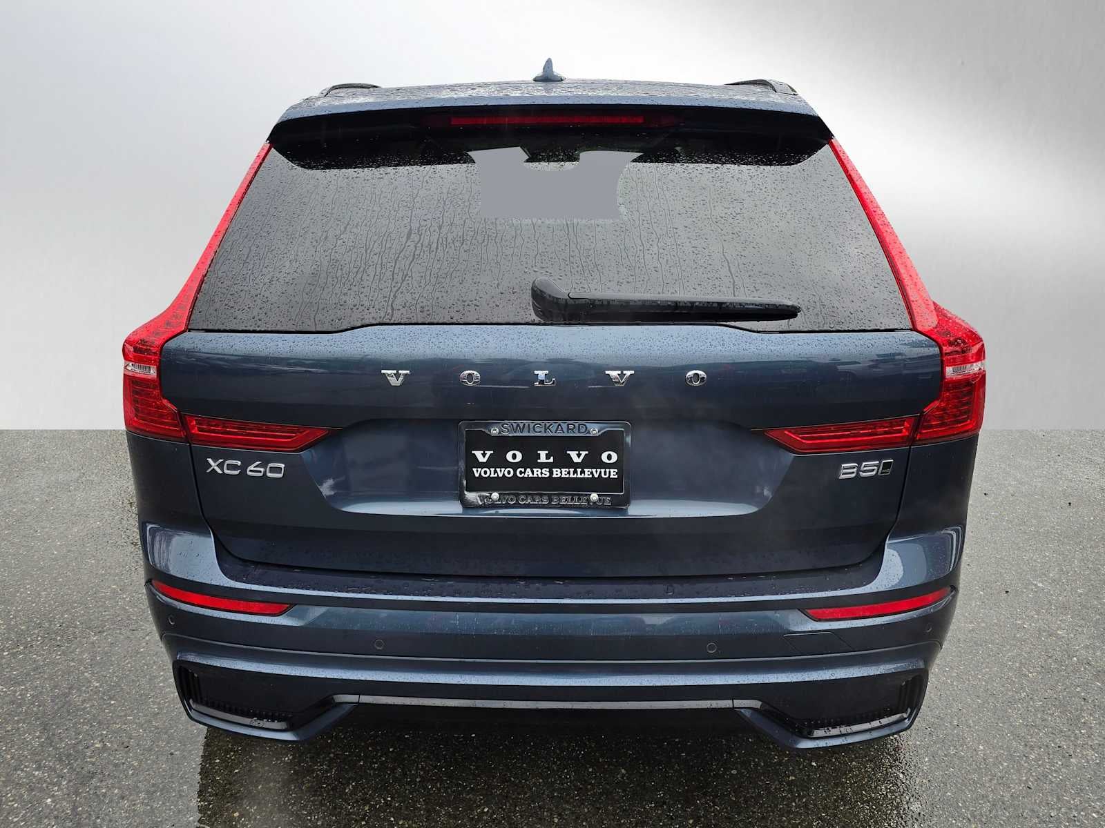 2023 Volvo XC60 Plus Dark Theme