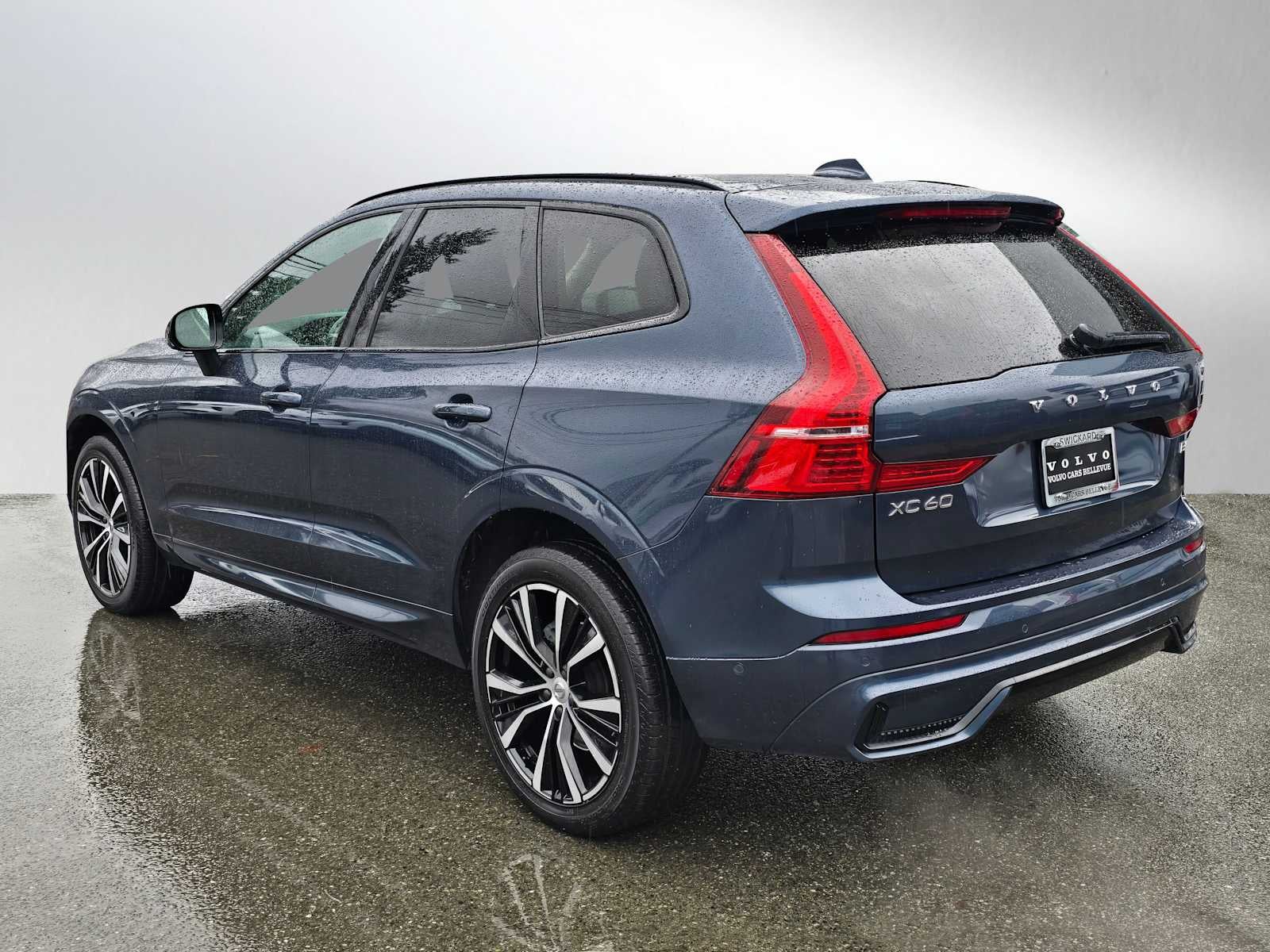 2023 Volvo XC60 Plus Dark Theme