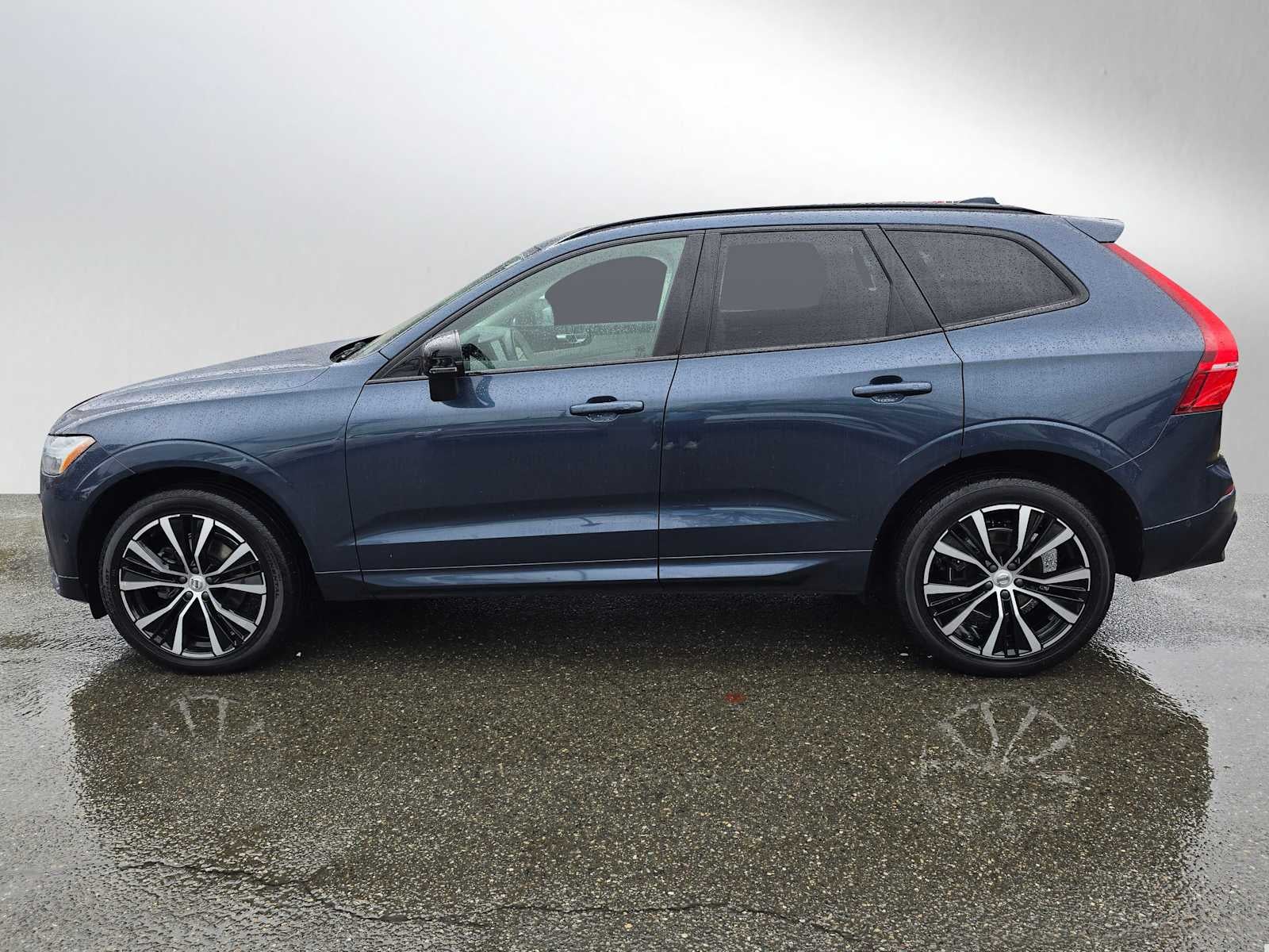2023 Volvo XC60 Plus Dark Theme