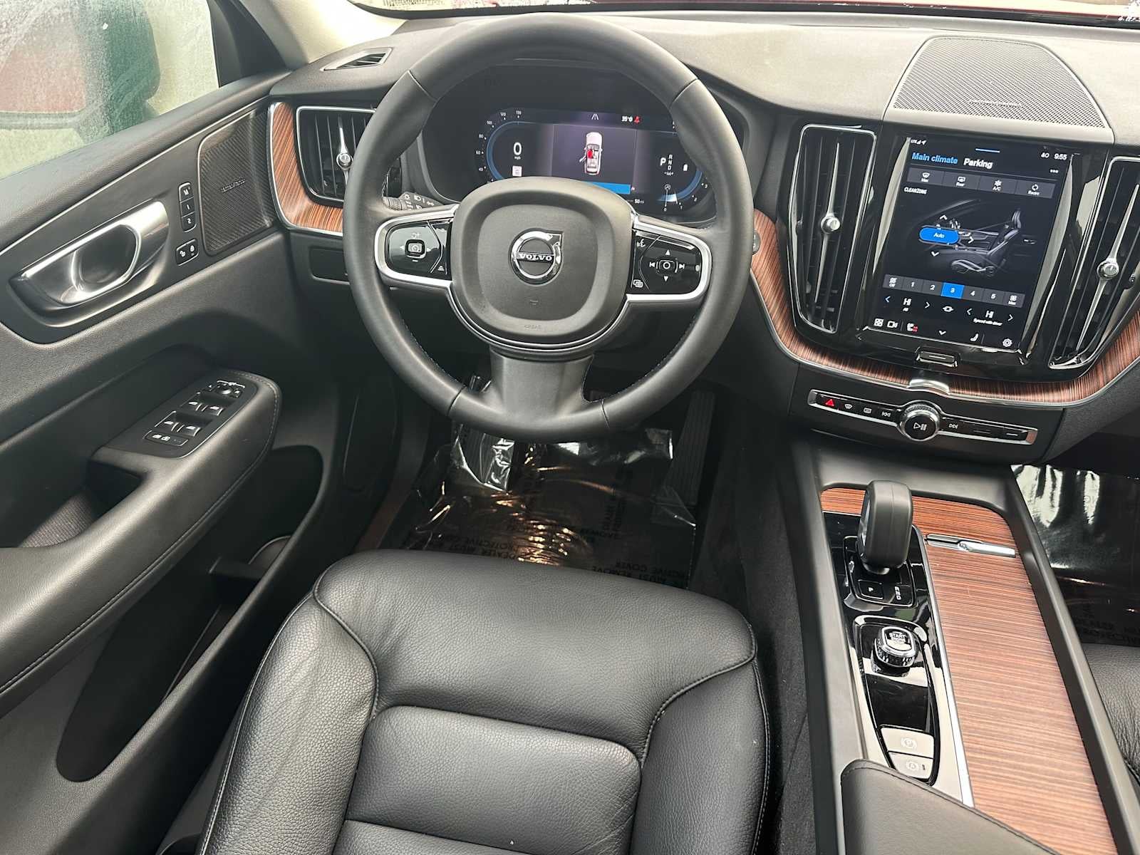 2023 Volvo XC60 Plus Dark Theme