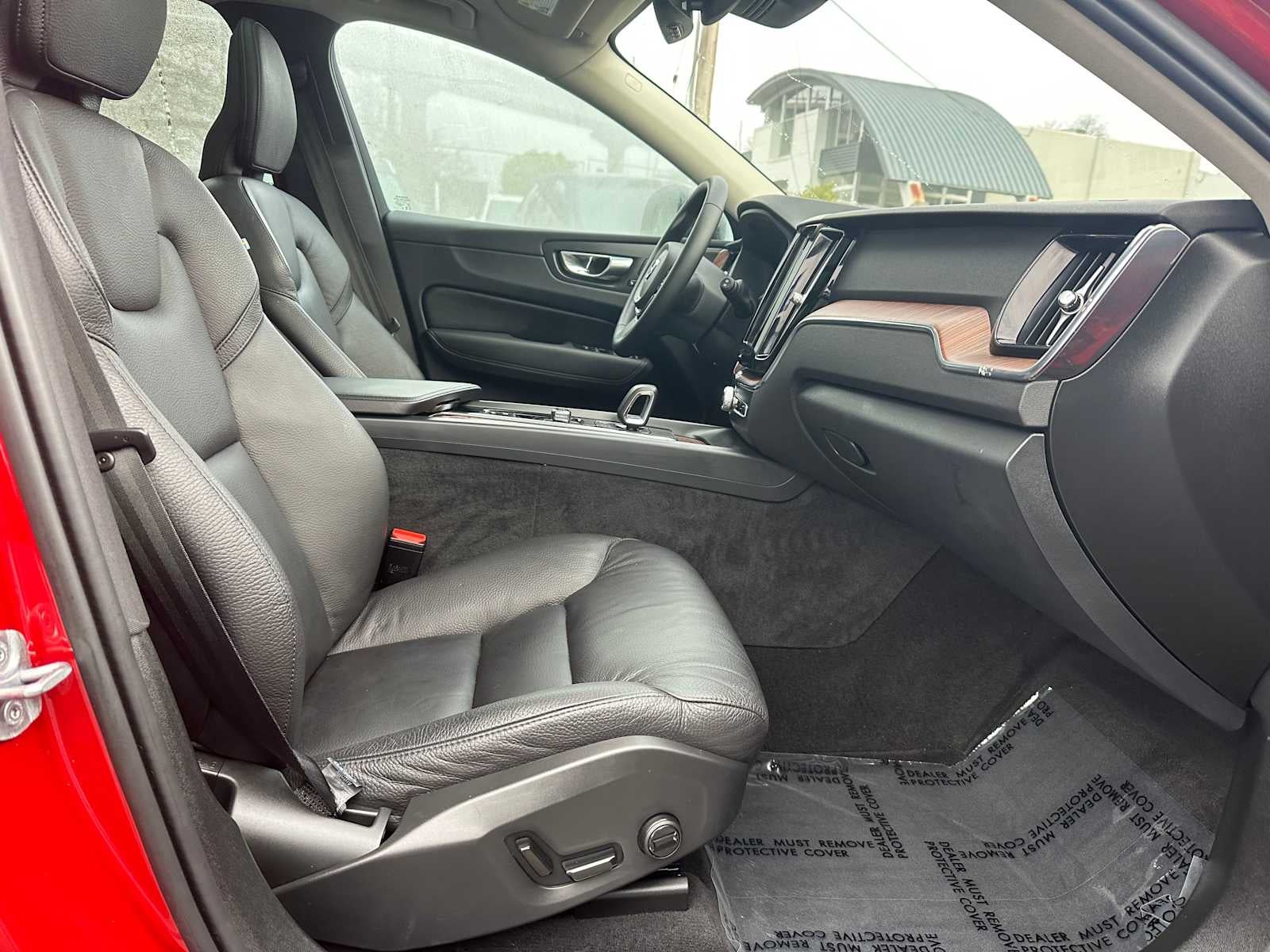 2023 Volvo XC60 Plus Dark Theme