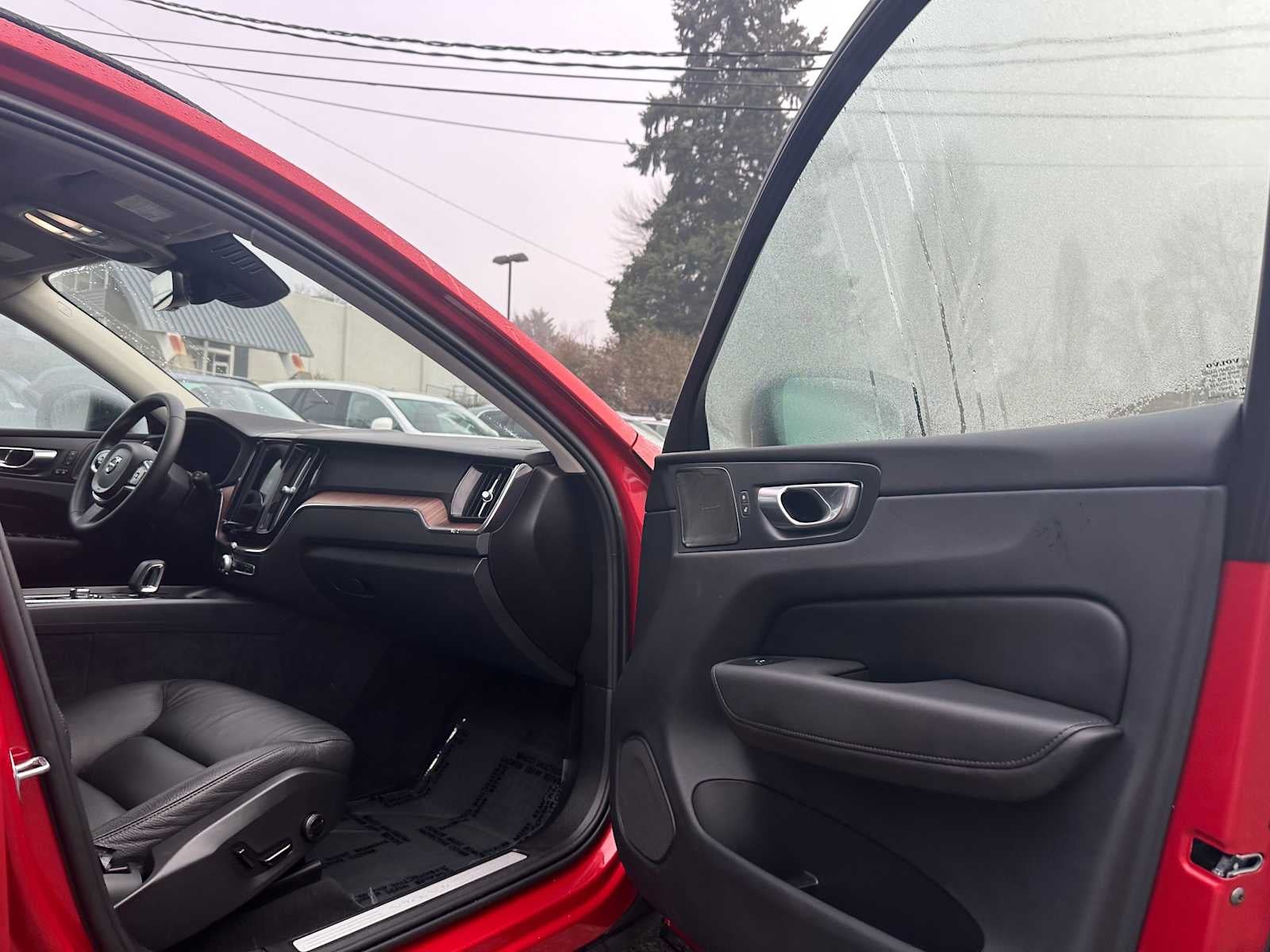 2023 Volvo XC60 Plus Dark Theme