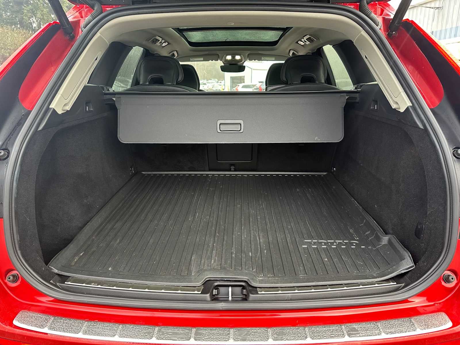 2023 Volvo XC60 Plus Dark Theme