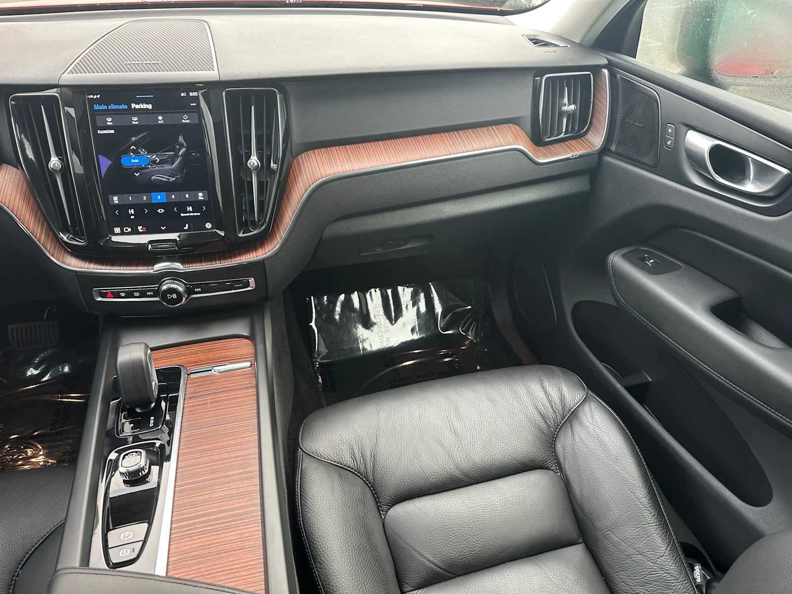 2023 Volvo XC60 Plus Dark Theme