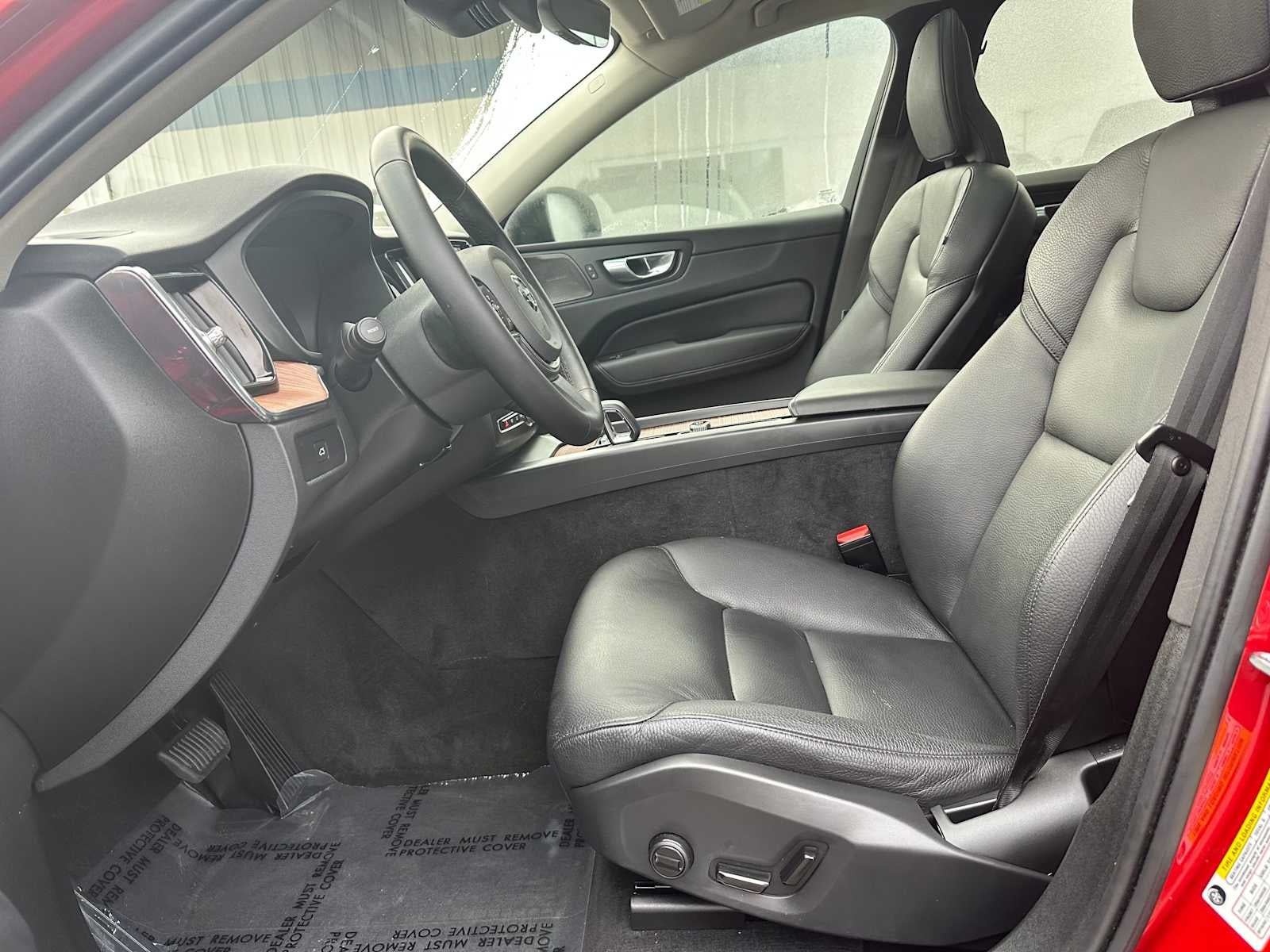 2023 Volvo XC60 Plus Dark Theme