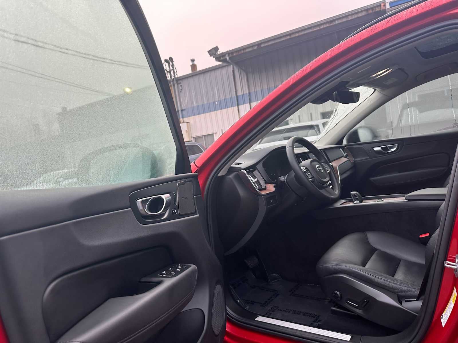 2023 Volvo XC60 Plus Dark Theme