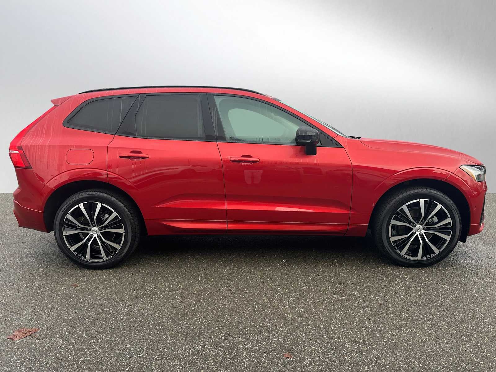 2023 Volvo XC60 Plus Dark Theme
