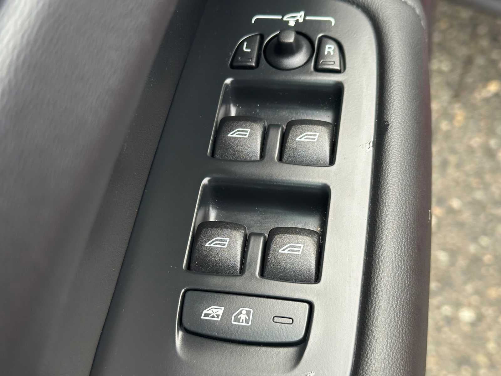 2023 Volvo XC60 Plus Dark Theme