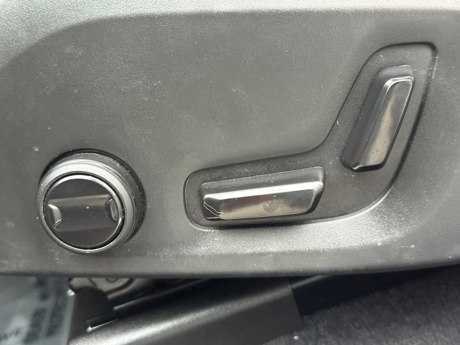 2023 Volvo XC60 Plus Dark Theme