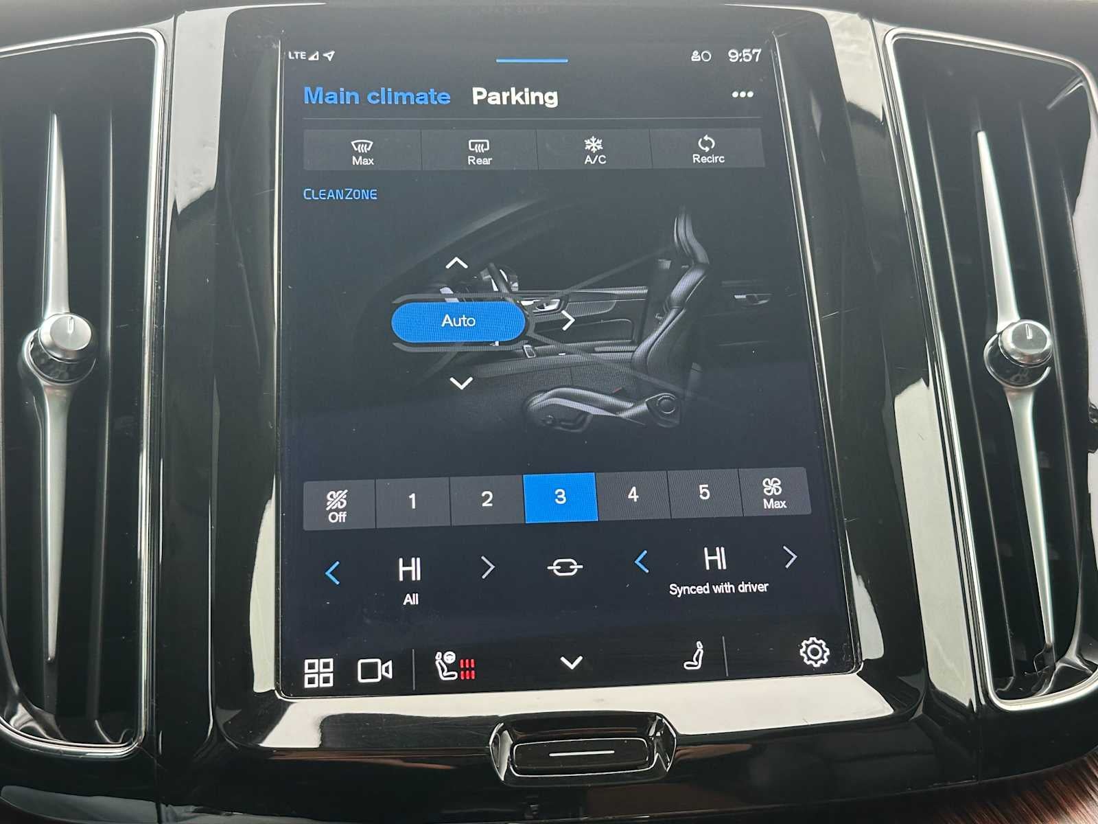 2023 Volvo XC60 Plus Dark Theme