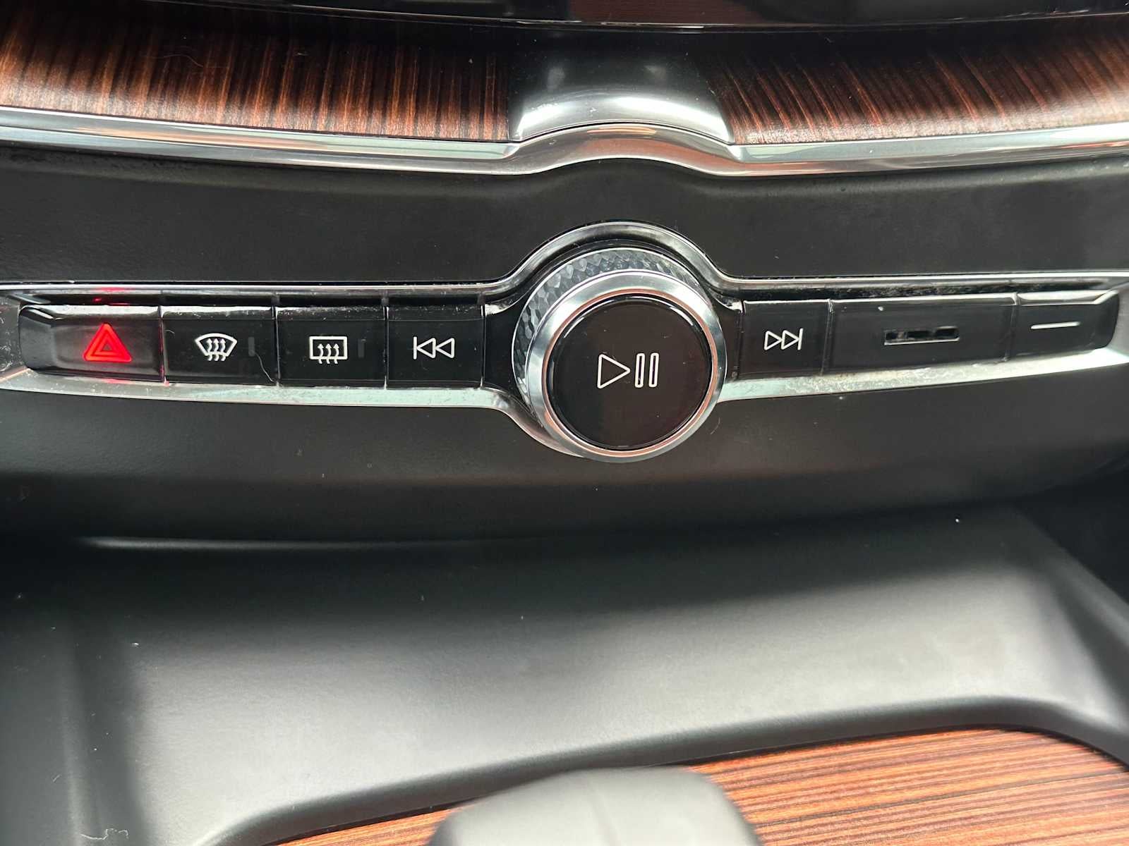 2023 Volvo XC60 Plus Dark Theme