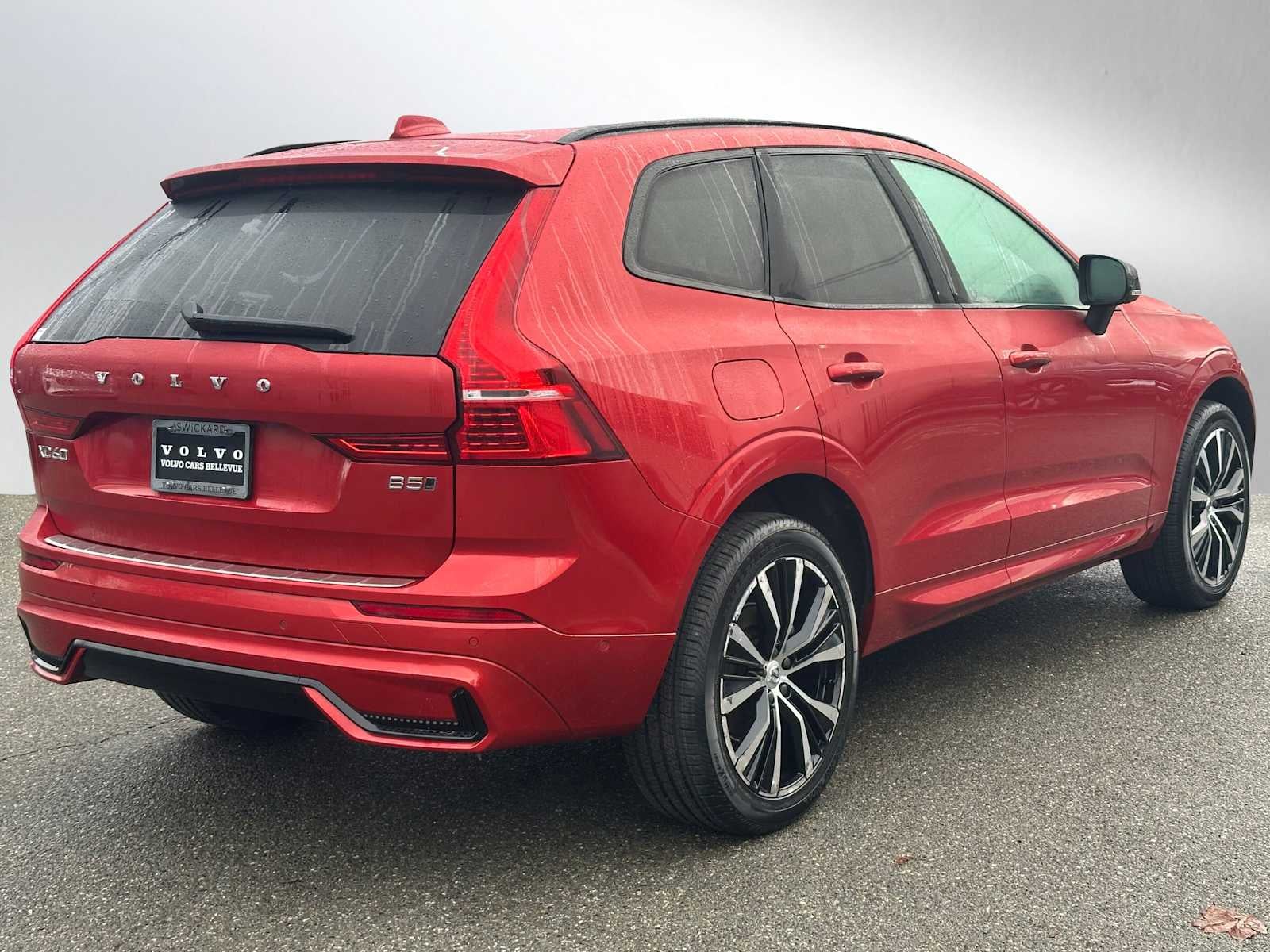 2023 Volvo XC60 Plus Dark Theme