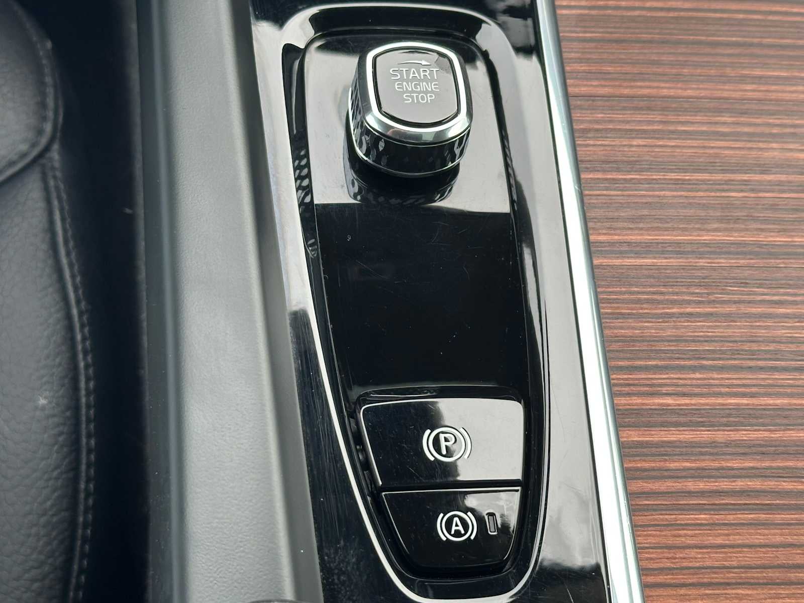 2023 Volvo XC60 Plus Dark Theme