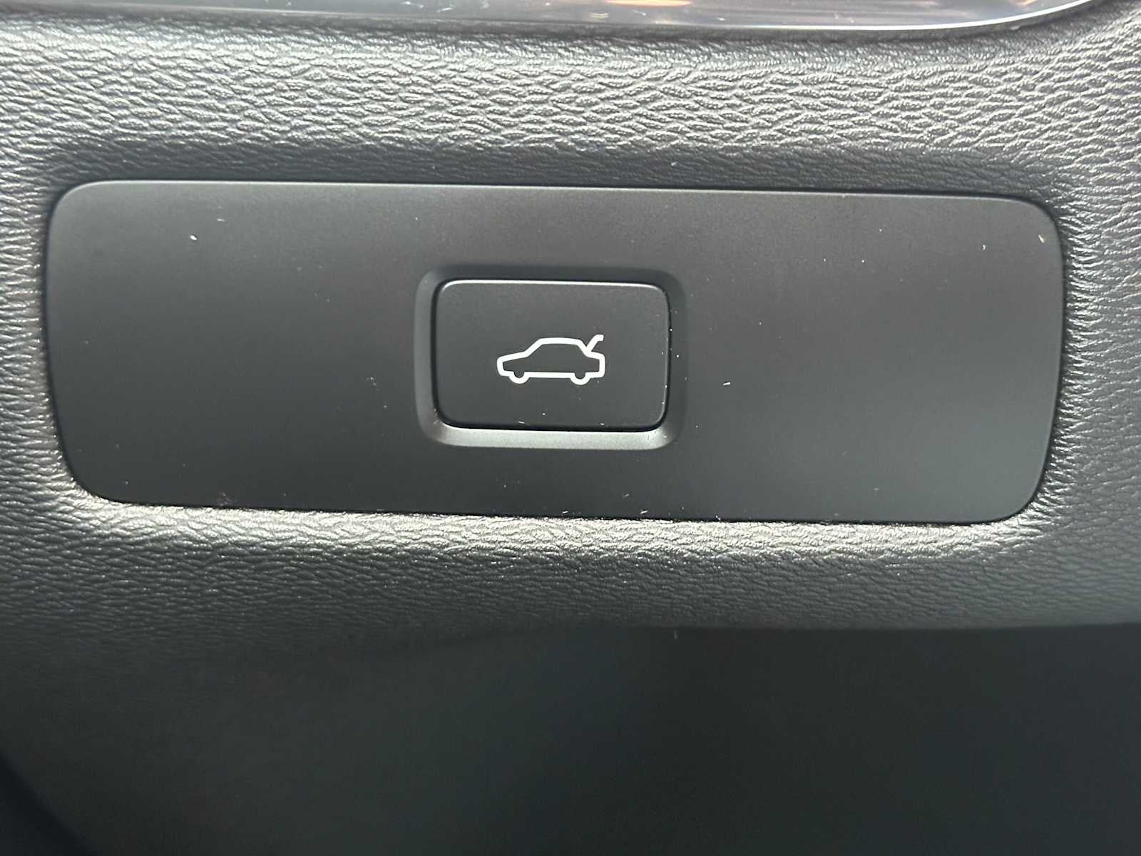 2023 Volvo XC60 Plus Dark Theme