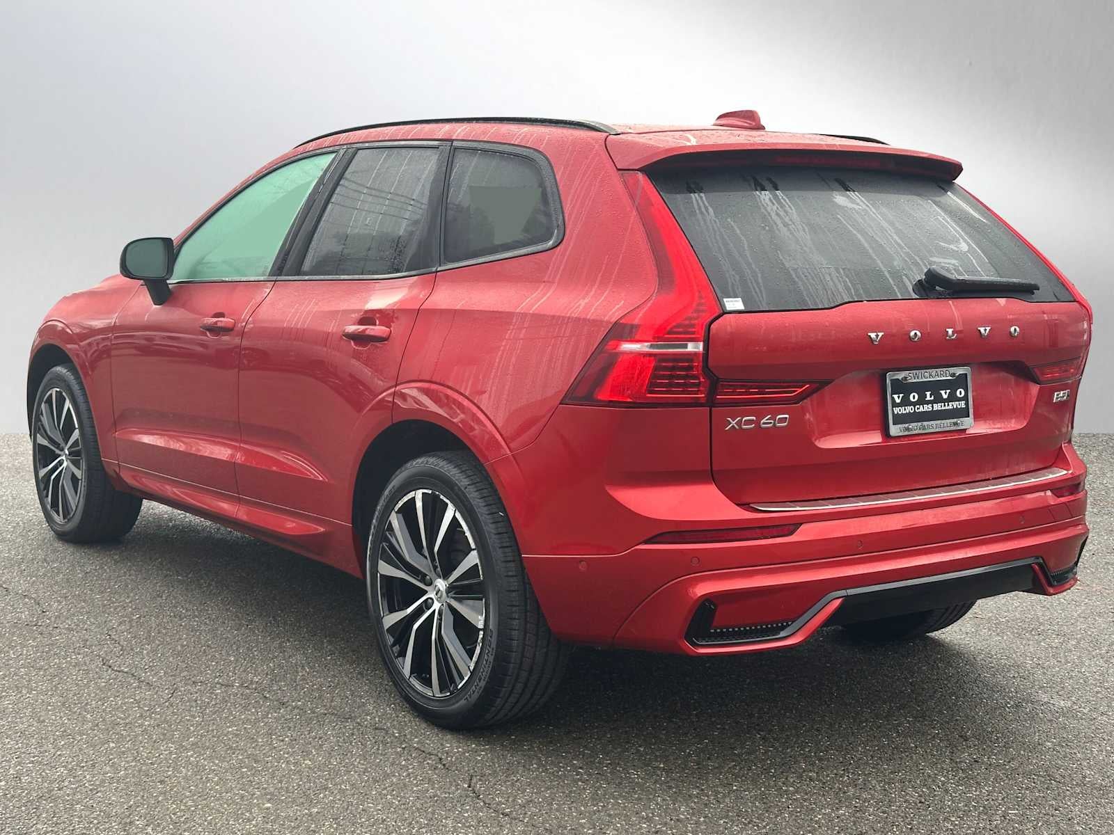 2023 Volvo XC60 Plus Dark Theme