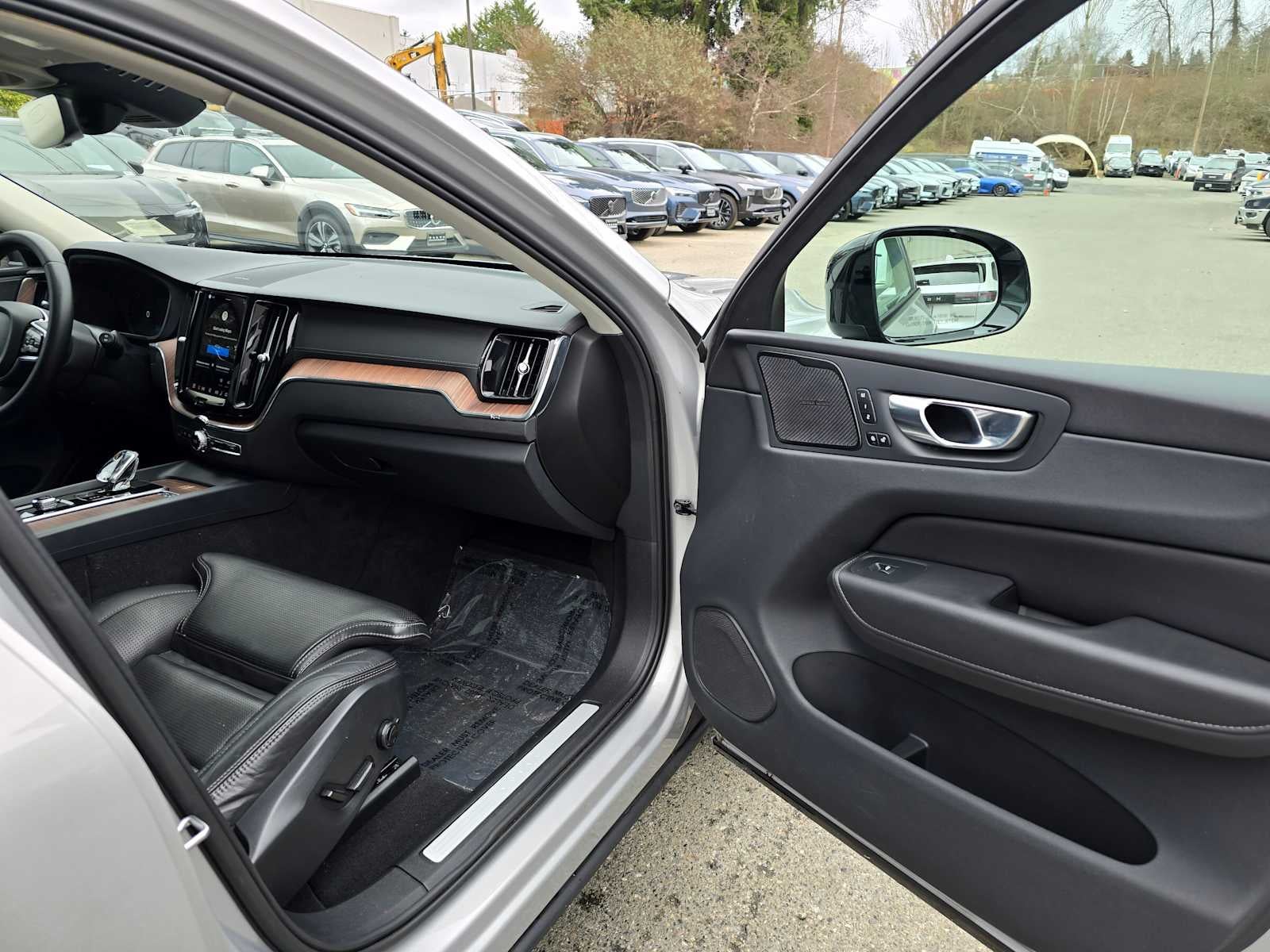 2023 Volvo XC60 Ultimate Dark Theme