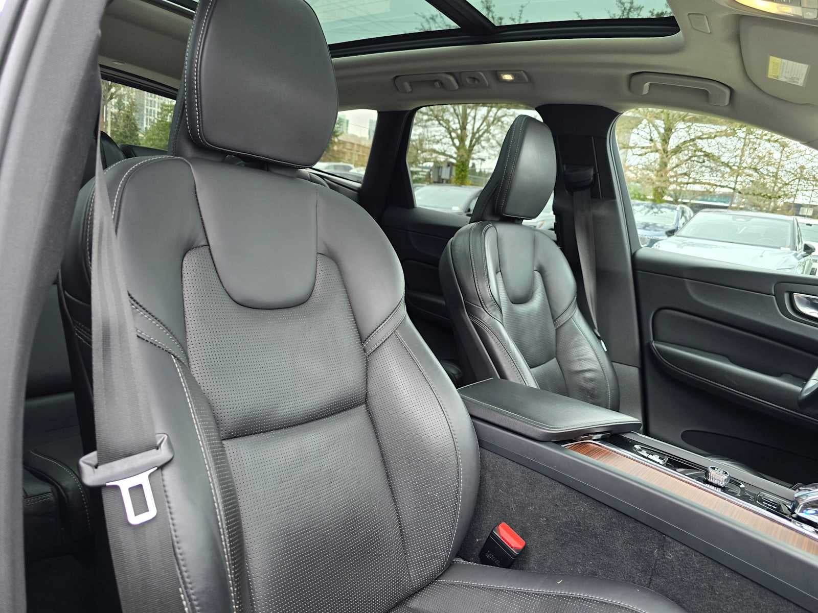 2023 Volvo XC60 Ultimate Dark Theme