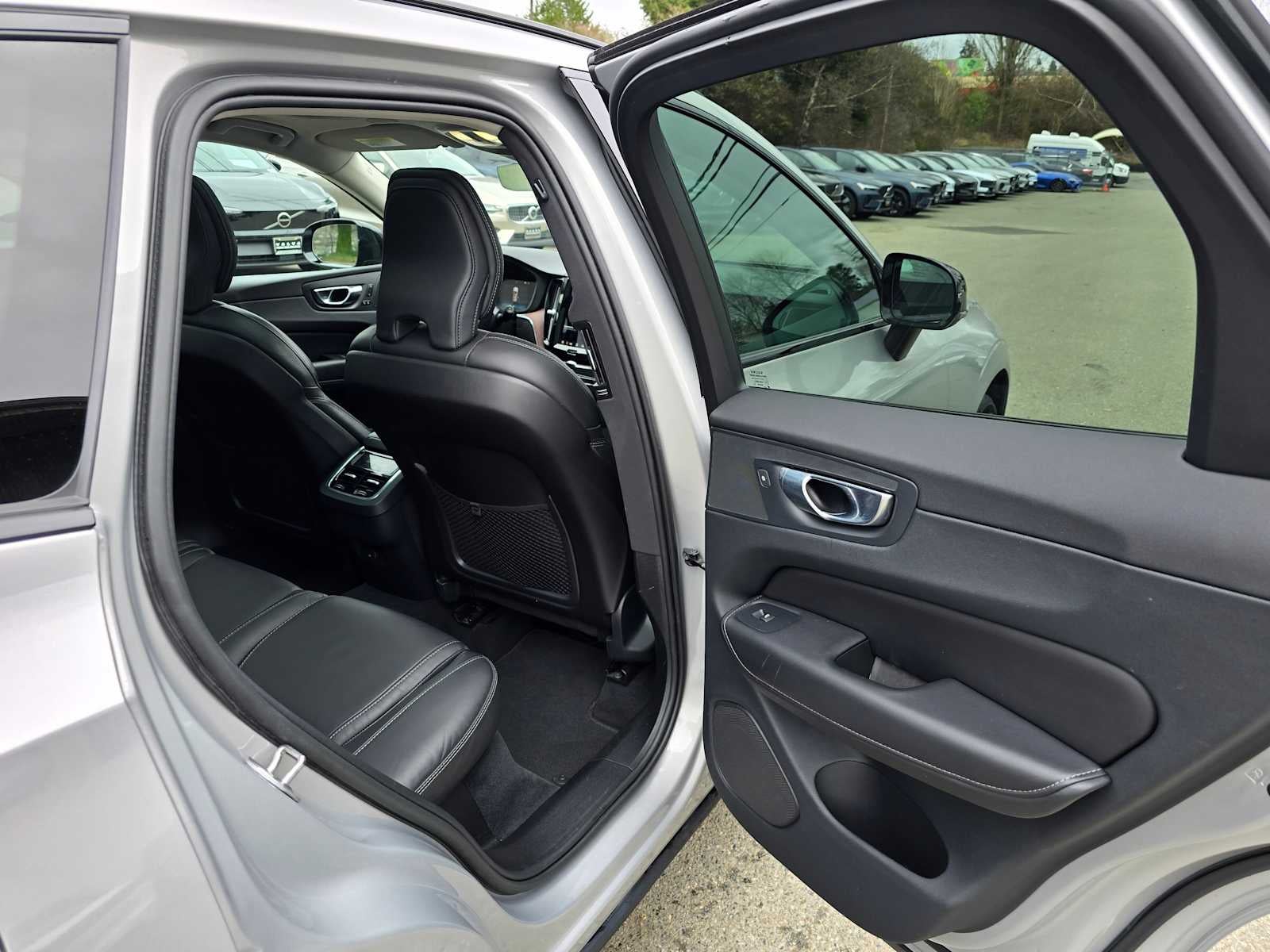 2023 Volvo XC60 Ultimate Dark Theme