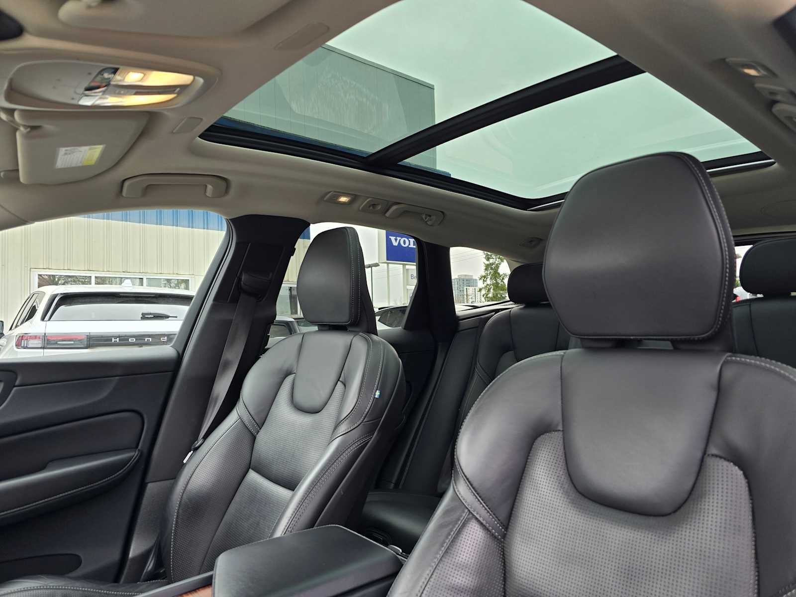 2023 Volvo XC60 Ultimate Dark Theme