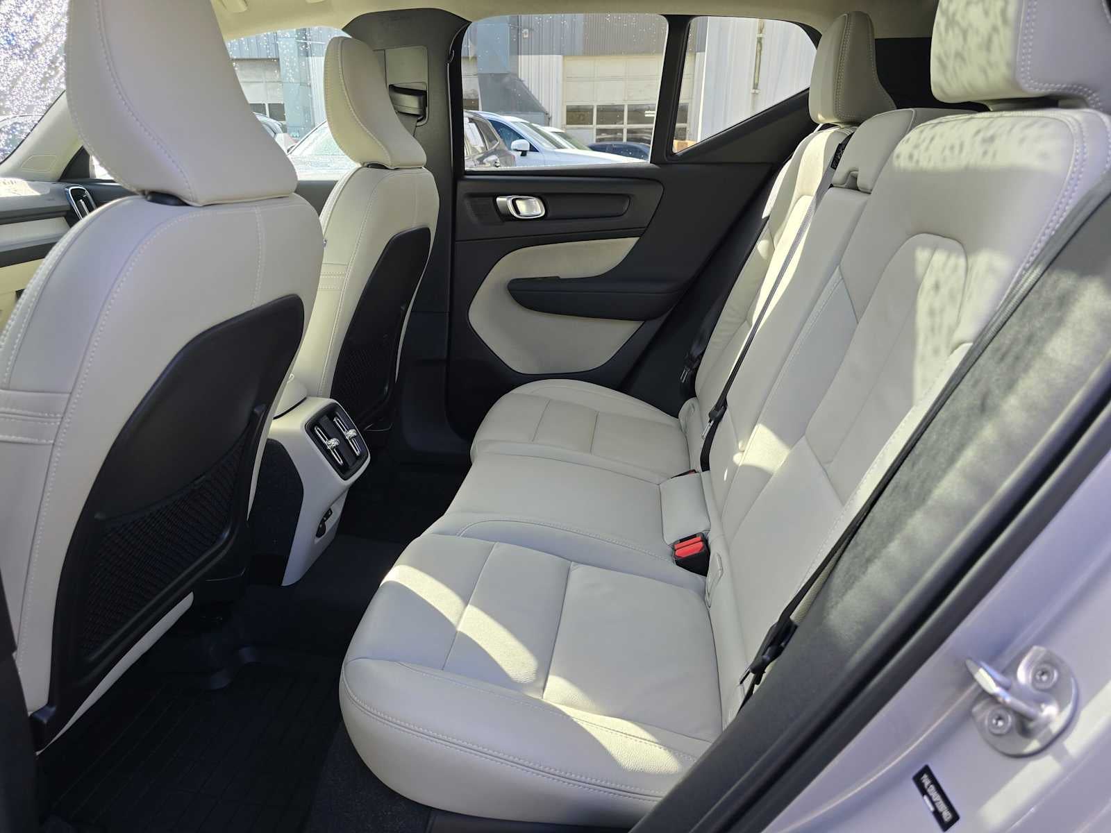 2023 Volvo XC40 Ultimate Bright Theme