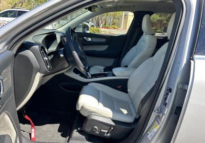 2023 Volvo XC40 Ultimate Bright Theme