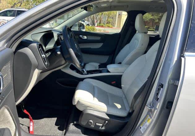 2023 Volvo XC40 Ultimate Bright Theme