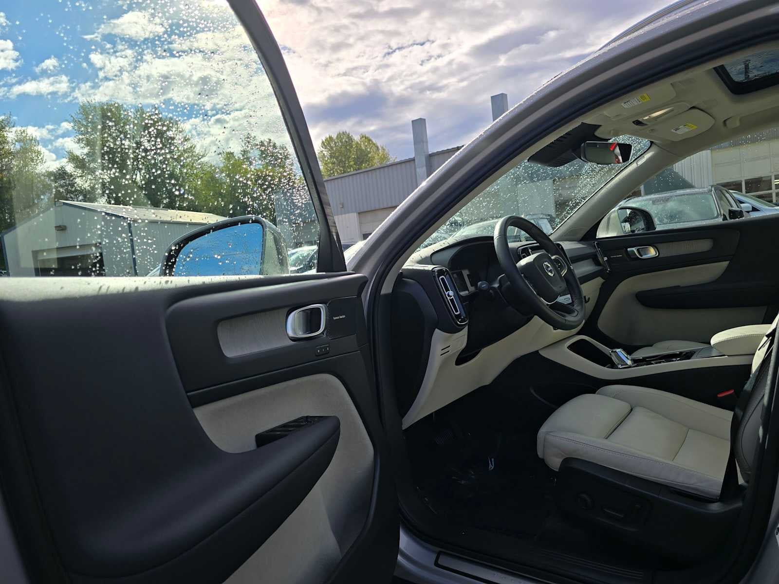 2023 Volvo XC40 Ultimate Bright Theme