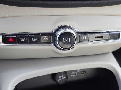 2023 Volvo XC40 Ultimate Bright Theme