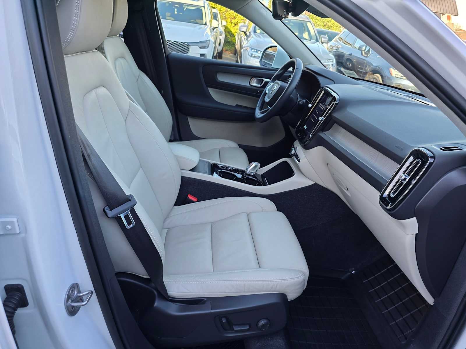 2023 Volvo XC40 Ultimate Bright Theme